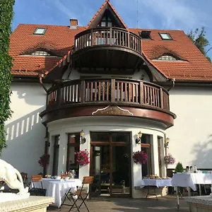 Dworek Oliwski Bed & Breakfast